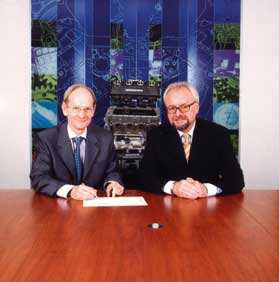 El presidente de Renishaw, David McMurtry, y el director general de Mercedes, Hans-Ulrik...