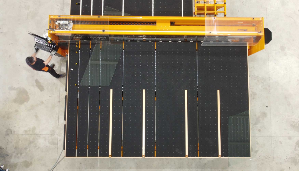 Foto de LAM-BA: soluo Turomas para o corte de balaustradas de vidro laminado