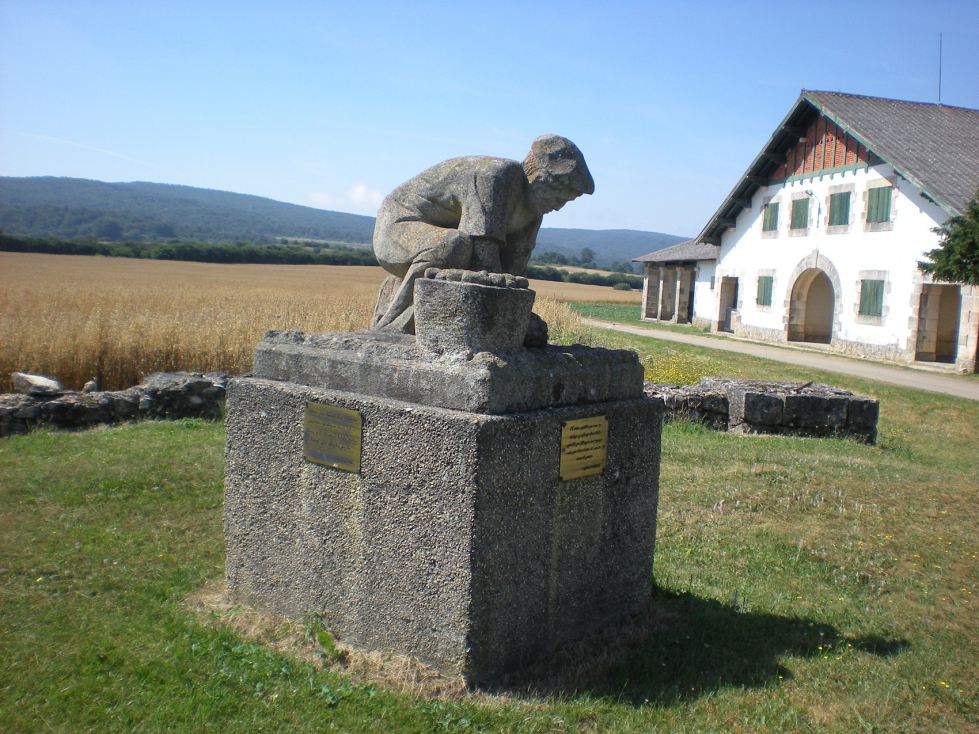 Monumento al agricultor patatero de siembra instalado en 1983 en la Estacin de Mejora de la Patata de Iturrieta y que los agricultores intentaron...