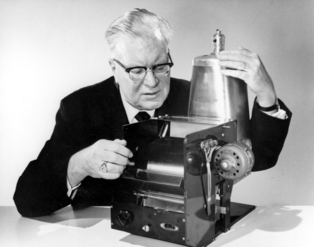 Fruto de las investigaciones de Chester Carlson, surgi en 1959 la primera fotocopiadora de papel convencional en el mundo, Xerox 914...