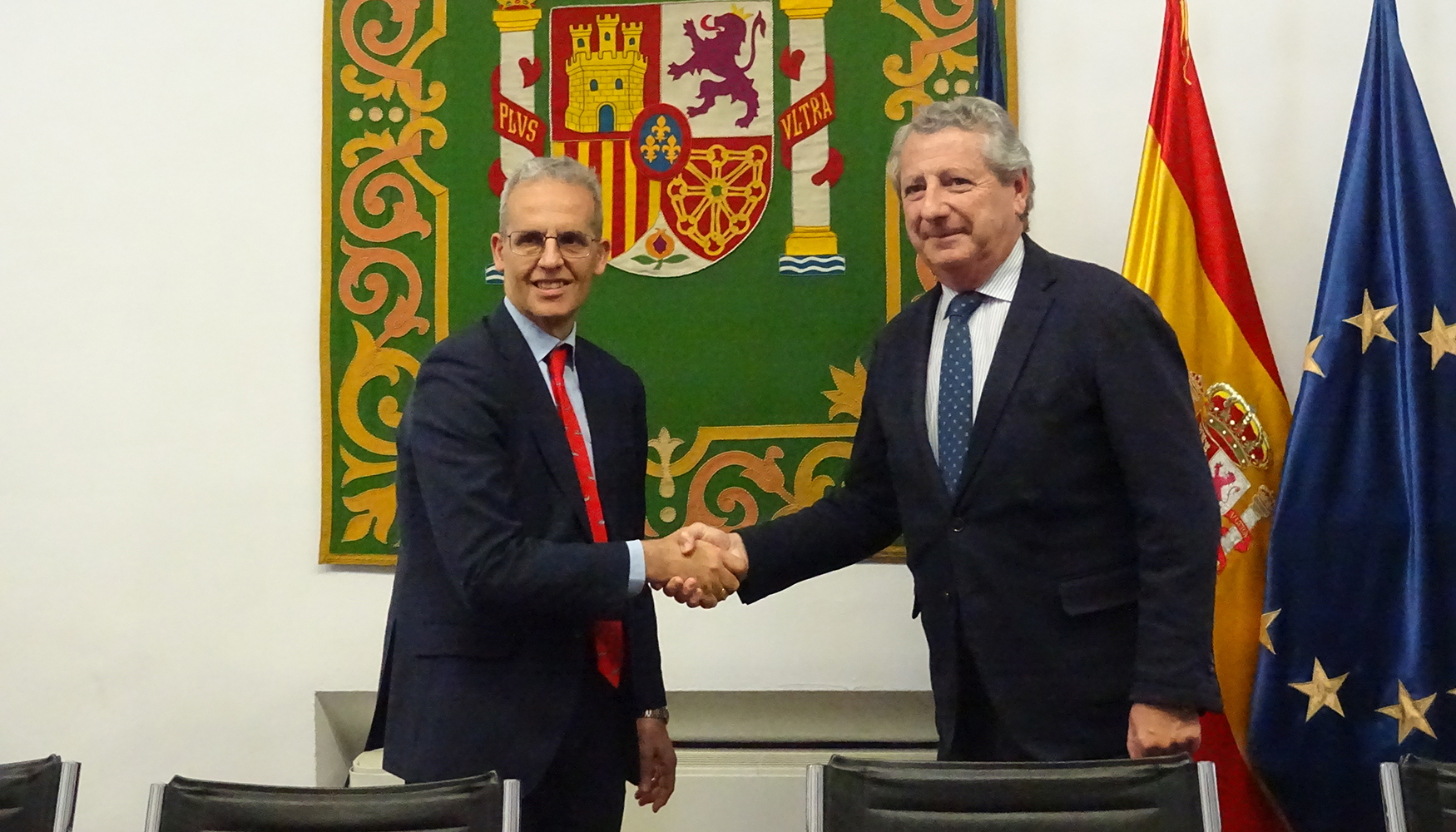 El secretario general de la FEMP, Luis Martnez-Sicluna, y el presidente de la Asociacin Espaola de Empresas Gestoras de Agua Urbana, AGA-AEAS...