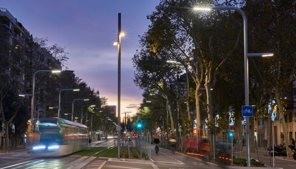 Detalle de las columnas de luz de Salvi en el tramo del tranva por la avenida Diagonal de Barcelona