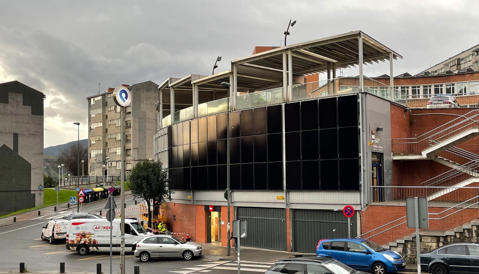 En el Mercado de Otxarkoaga se opt por la instalacin de paneles en la fachada de manera vertical para maximizar el espacio disponible...