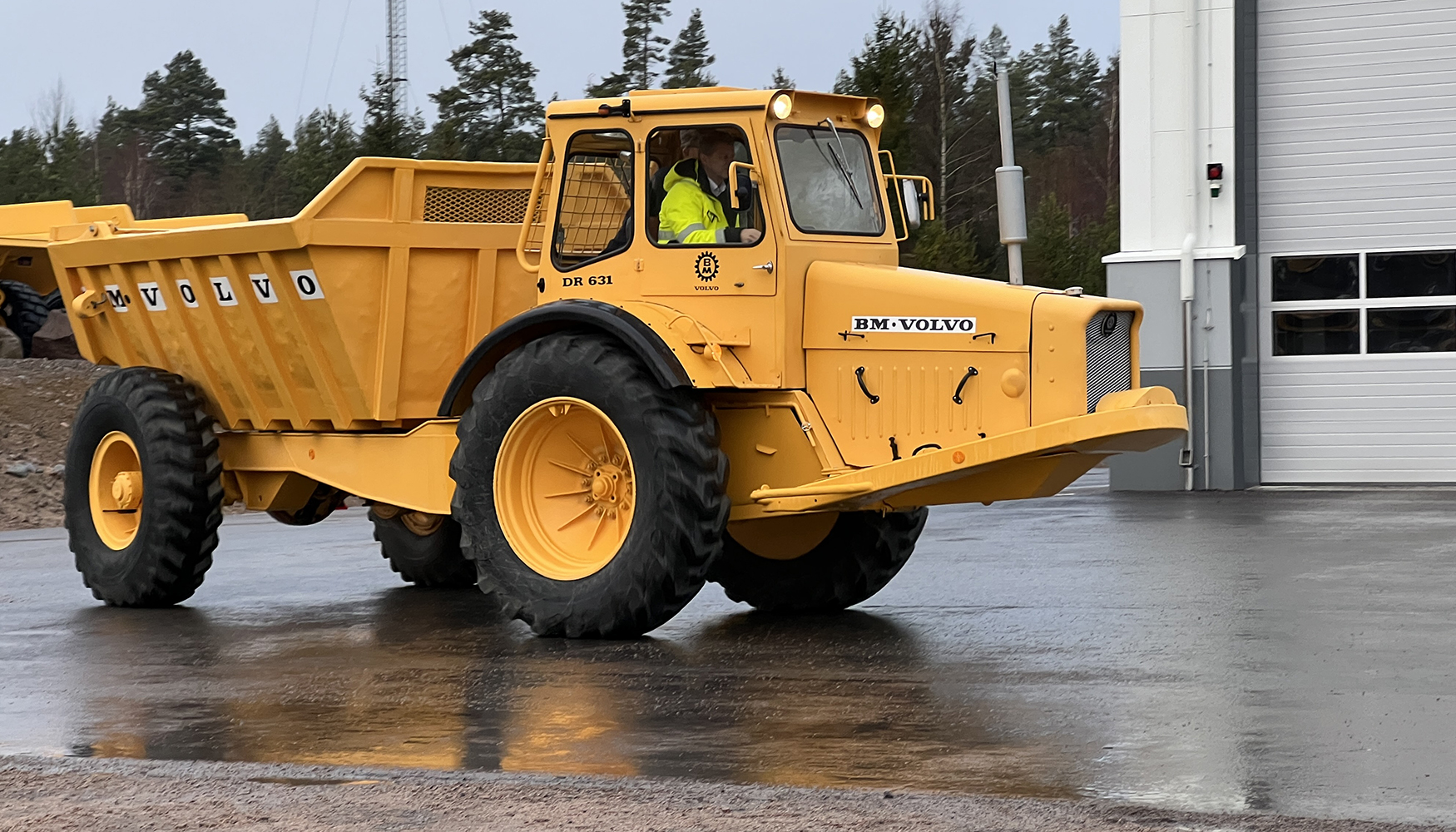 Melker Jernberg, presidente de Volvo CE, al volante del Gravel Charlie, el primer dumper articulado lanzado por Volvo en 1966...