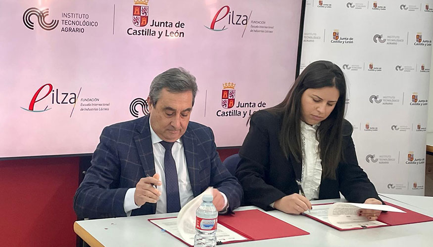 Firma del protocolo de colaboracin por Rafael Sez, director general del Instituto Tecnolgico Agrario de Castilla y Len (ITACyL), y Sara Fregeneda...