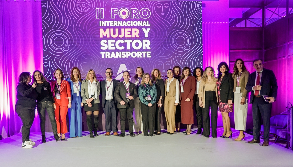 Foto de familia de los participantes en el 'II Foro Mujer y Sector Transporte'