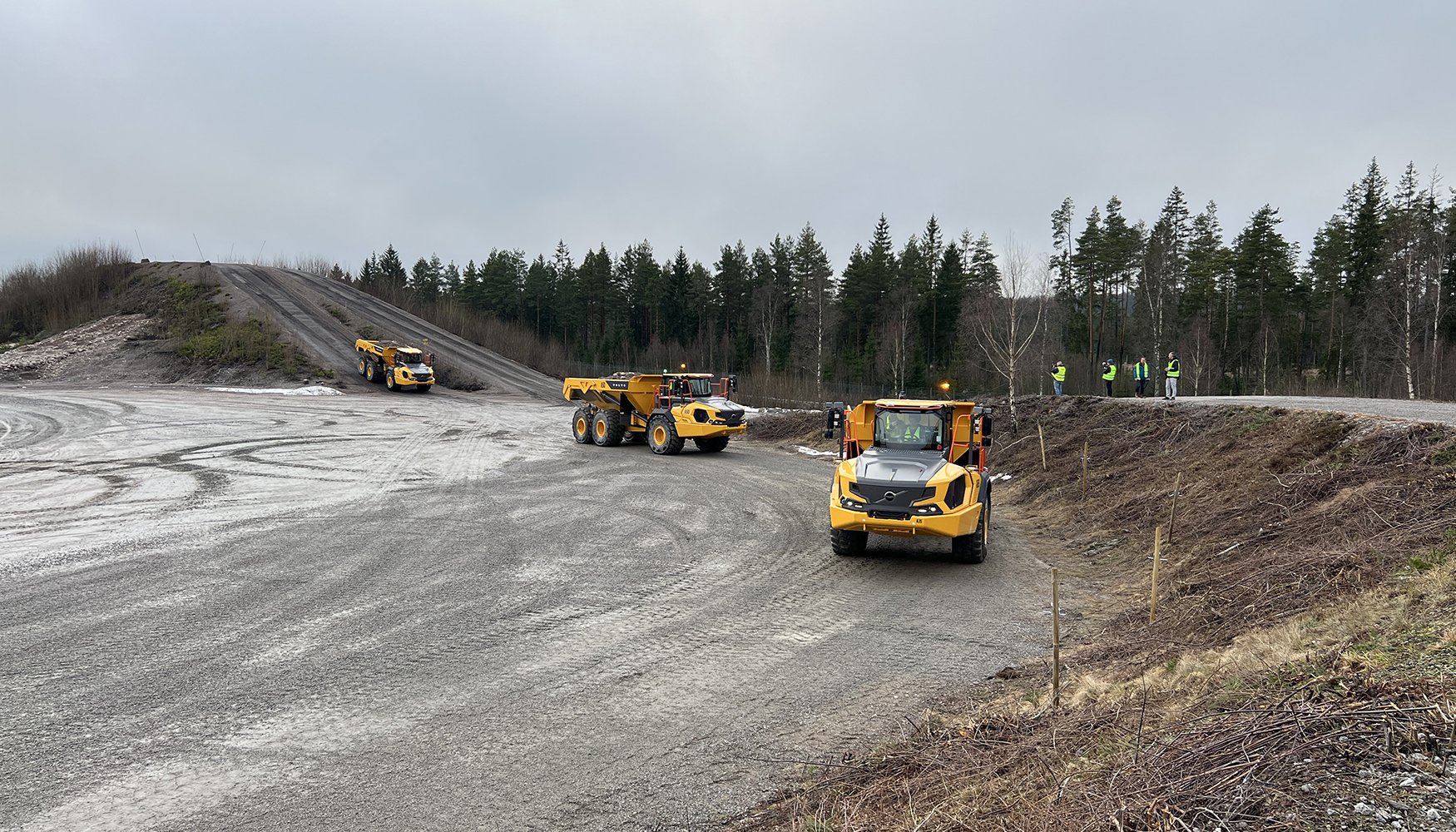 Los asistentes tuvieron la oportunidad de conducir los nuevos dumperes en la zona demo de las instalaciones de Volvo en Bras...