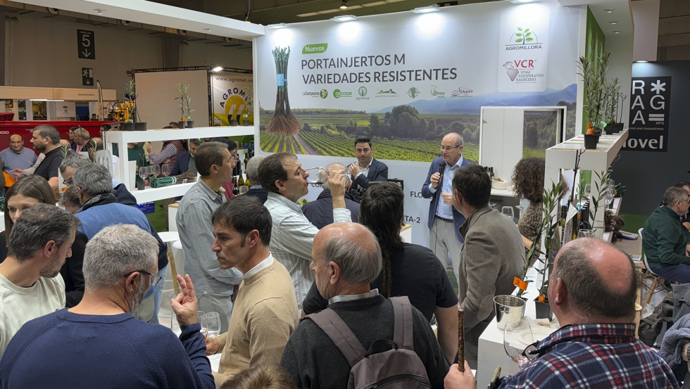 Cata de vino en el stand de Agromillora