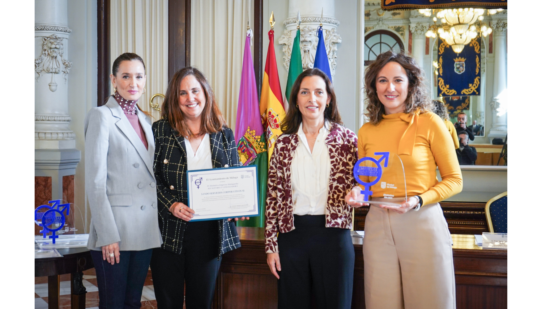 Vicepresidenta ejecutiva de Sando, Esther Snchez Manzano, junto con la directora de Recursos Humanos, Nina Tercero Coca...
