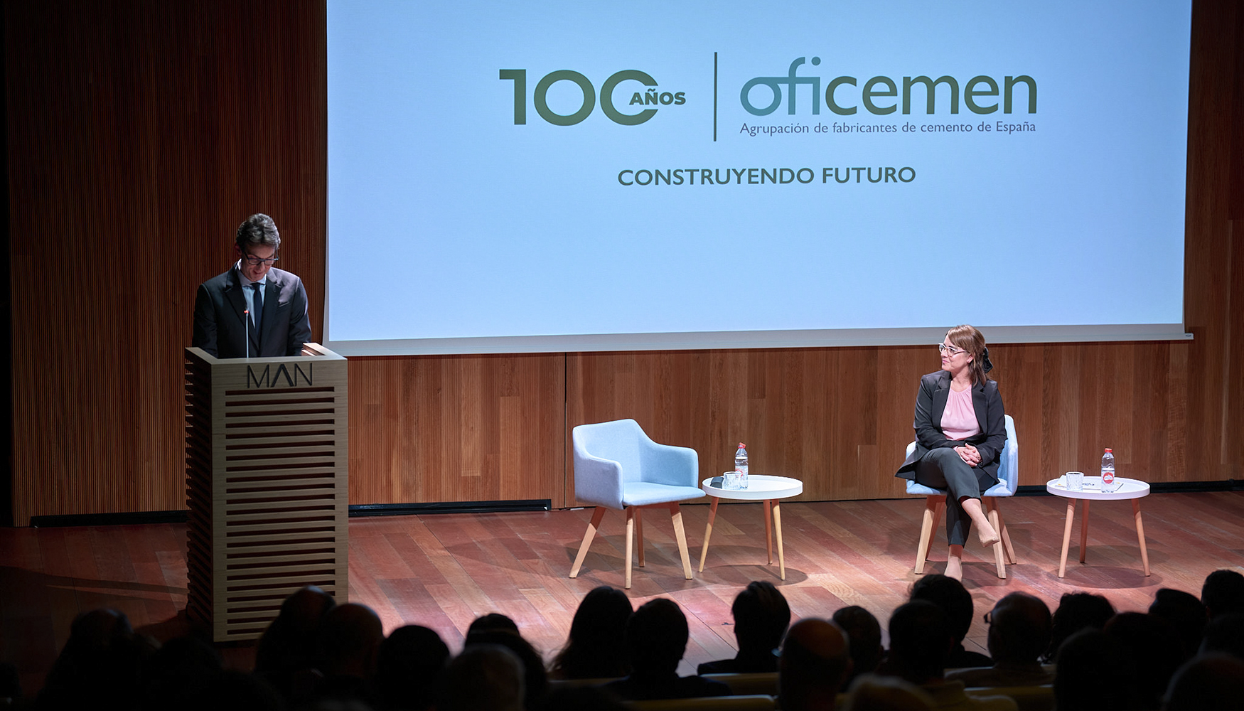 Alan Svaiter, presidente de Oficemen, y Nuria Lera Hervs, directora de Filatelia y Relaciones Institucionales de Correos...