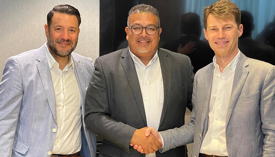 De izquierda a derecha Rafael M�rquez, director de Energ�a en Centroam�rica y Caribe de Minsait; Anthony Irausquin, director general de N. V...