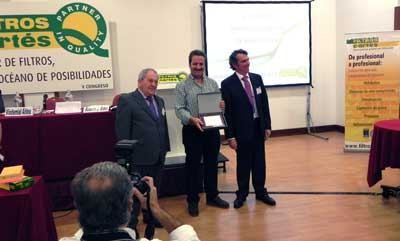 Roberto Aldea y su padre Videmial Aldea entregaron al final del acto una serie de premios a los asistentes del congreso