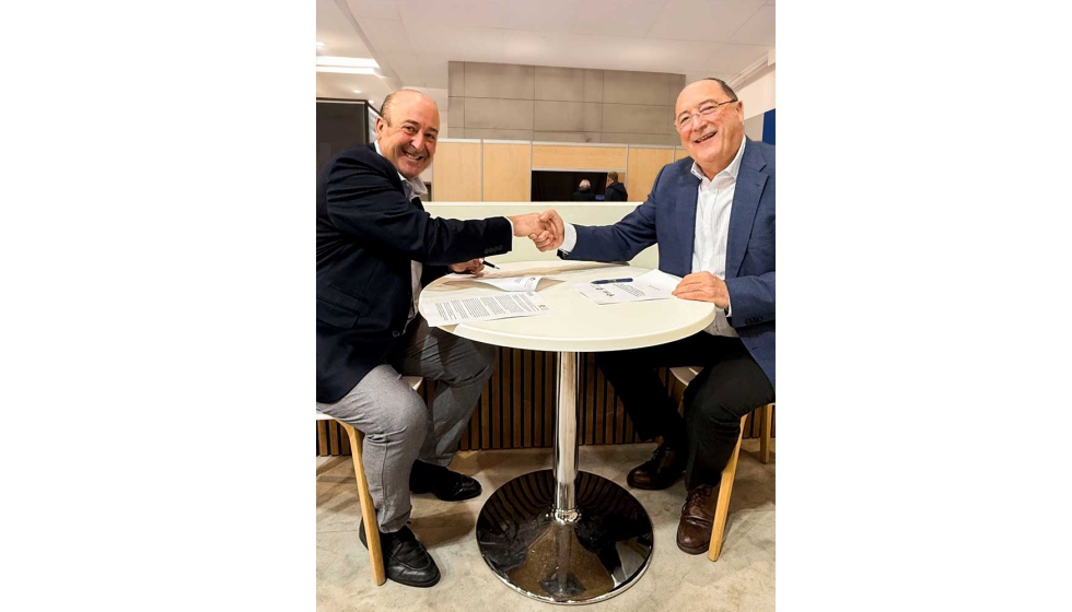 Fernando Ezquerro y Carlos Moro durante la firma del acuerdo