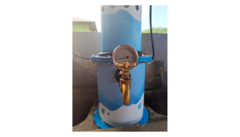 El equipo instalado en Amani se conecta directamente a la l�nea de agua proveniente del tanque...