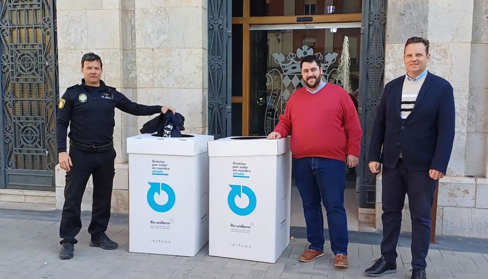 El alcalde de Nules, David Garca, y el jefe de la Polica Local de Nules, Ernesto Hurtado, junto con un representante de Insigna Uniformes...