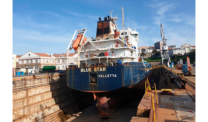 Buque quimiquero 'Blue Star' varado en Ferrol tras su encallamiento en la Ra de Ares hace 5 aos (Fuente: autor)