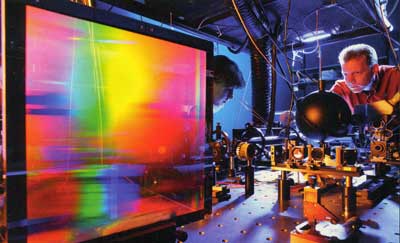 Escribir y grabar con luz láser. Un investigador físico de Karlsruhe mecaniza objetos tridimensionales de dimensiones milimétricas... Escribir y grabar con luz láser. Un investigador físico de Karlsruhe mecaniza objetos tridimensionales de dimensiones milimétricas...