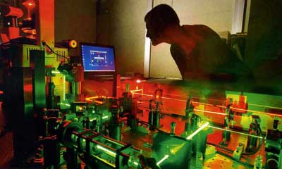 Un investigador de Fraunhofer Institut, Jena, utiliza un lser pulsado para mecanizado de metales, sus destellos producen luz ultra corta...