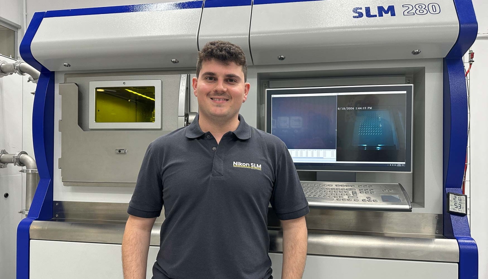 Jaime Cuesta, ingeniero de Nikon SLM Solutions, frente a un equipo de la firma en las instalaciones del centro tecnolgico Aitiip, en Zaragoza...