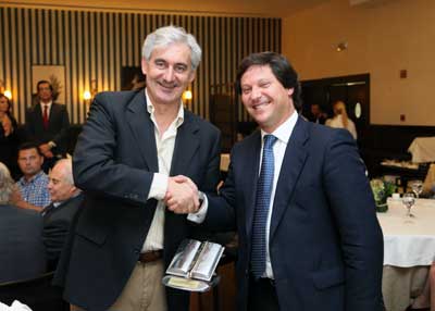 Bartolom Alarcn recogiendo el galardn en reconocimiento a su apoyo a los empresarios del sector grfico andaluz, de manos de Antonio Lapp...