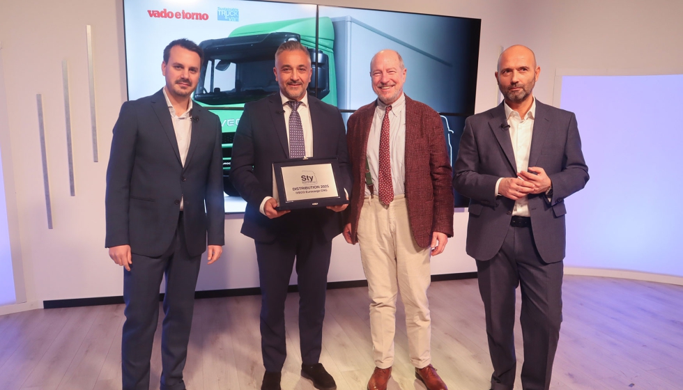 Fabrizio Dalle Nogare, editor jefe de Sustainable Truck and Van; Massimiliano Perri, director general de IVECO Italia; Maurizio Cervetto...