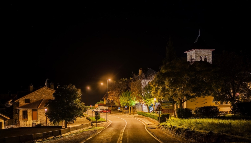 Las luminarias Enur L garantizan una iluminacin vial uniforme y sin deslumbramientos, optimizando la seguridad en las travesas de Gavn...