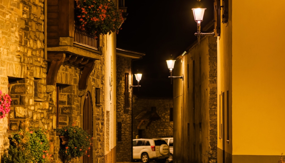 Las luminarias Villa XLA con Difusor Confort se integran a la perfeccin en el casco histrico de Gavn, respetando su esttica rstica...