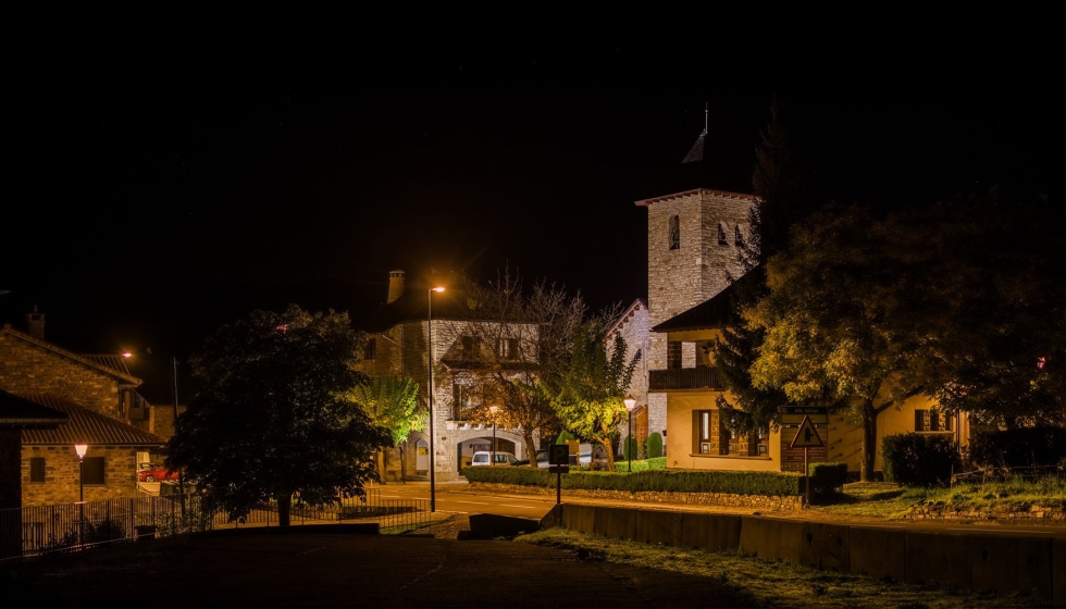 Iluminacin clida y acogedora: el LED 2200 K aporta un ambiente sereno, minimizando la contaminacin lumnica y preservando la armona del pueblo...