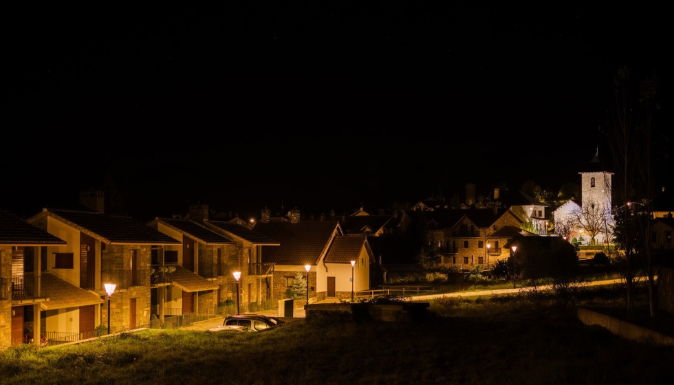 Detalle de una luminaria Villa XLA en una calle de Gavn: su diseo clsico se adapta a la arquitectura de piedra sin alterar su identidad visual...