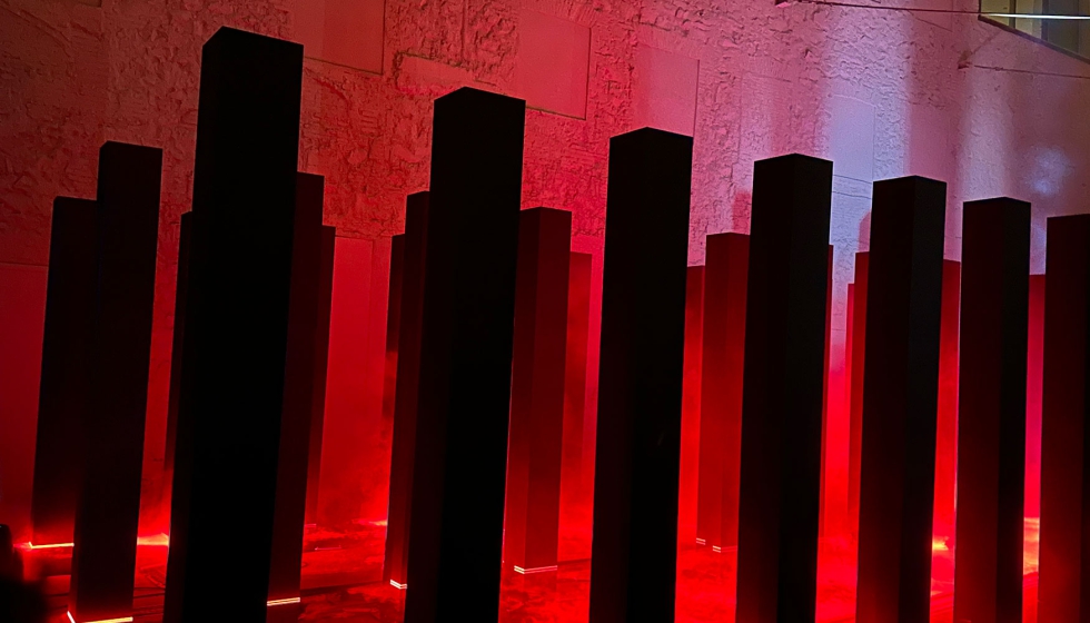 Varias columnas iluminadas iban acompaadas con la msica compuesta para la ocasin por Bruno Ribeiro en el Museo de Can Framis...