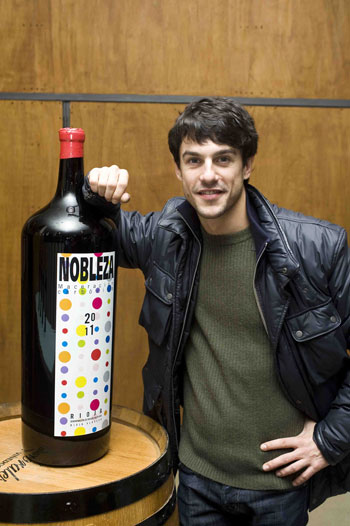 Alejo Sauras, posa con la botella de Nobleza 2011 cuyo peso en vino es el del actor