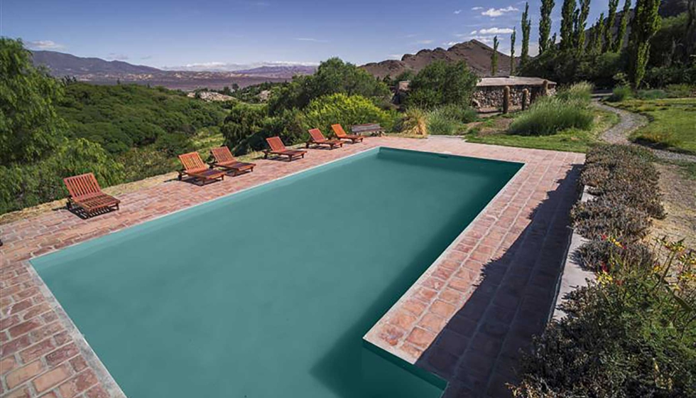 Piscina pintada en color verde salvaje, una de las novedades de la paleta