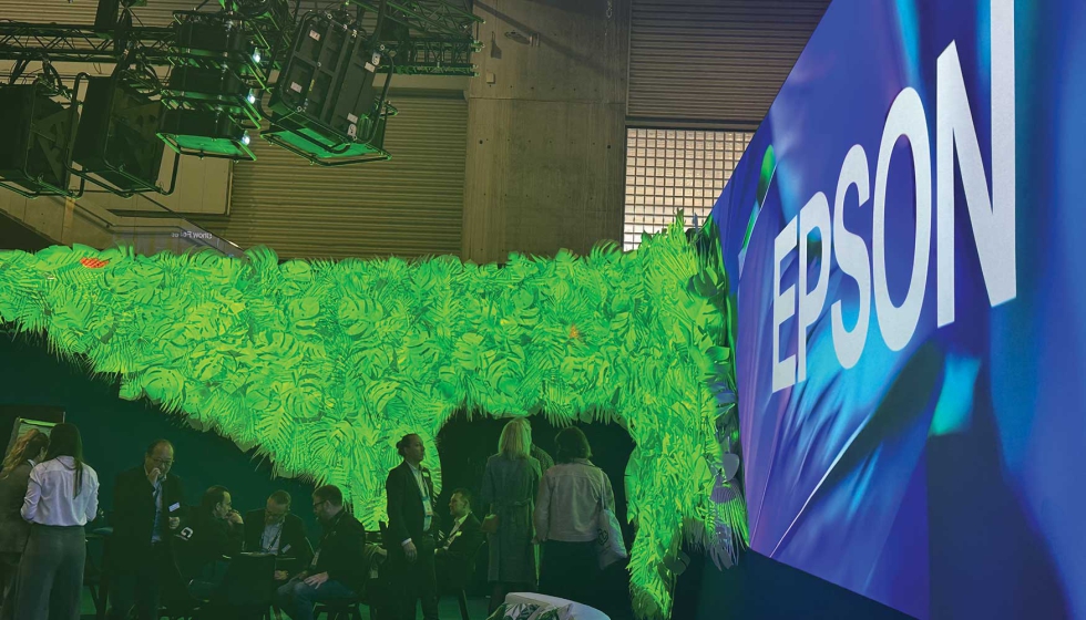 Imgenes proyectadas sobre una superficie irregular en el stand de Epson para ISE 2025