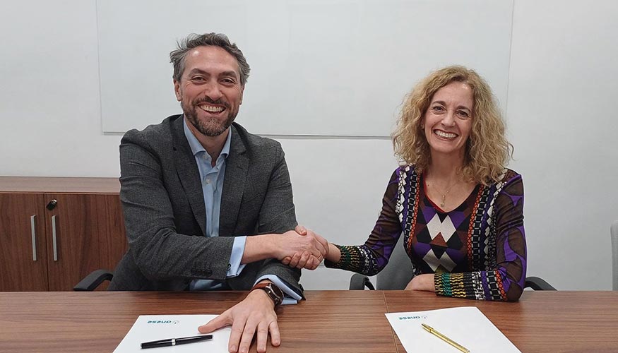 Carlos Ballesteros y Marta San Romn tras la firma del acuerdo