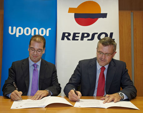 Firma del acuerdo entre Uponor y Repsol