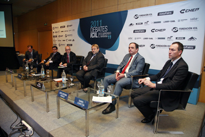 The members of the first table of debate, moderated by Jaime Looks, the third by the left