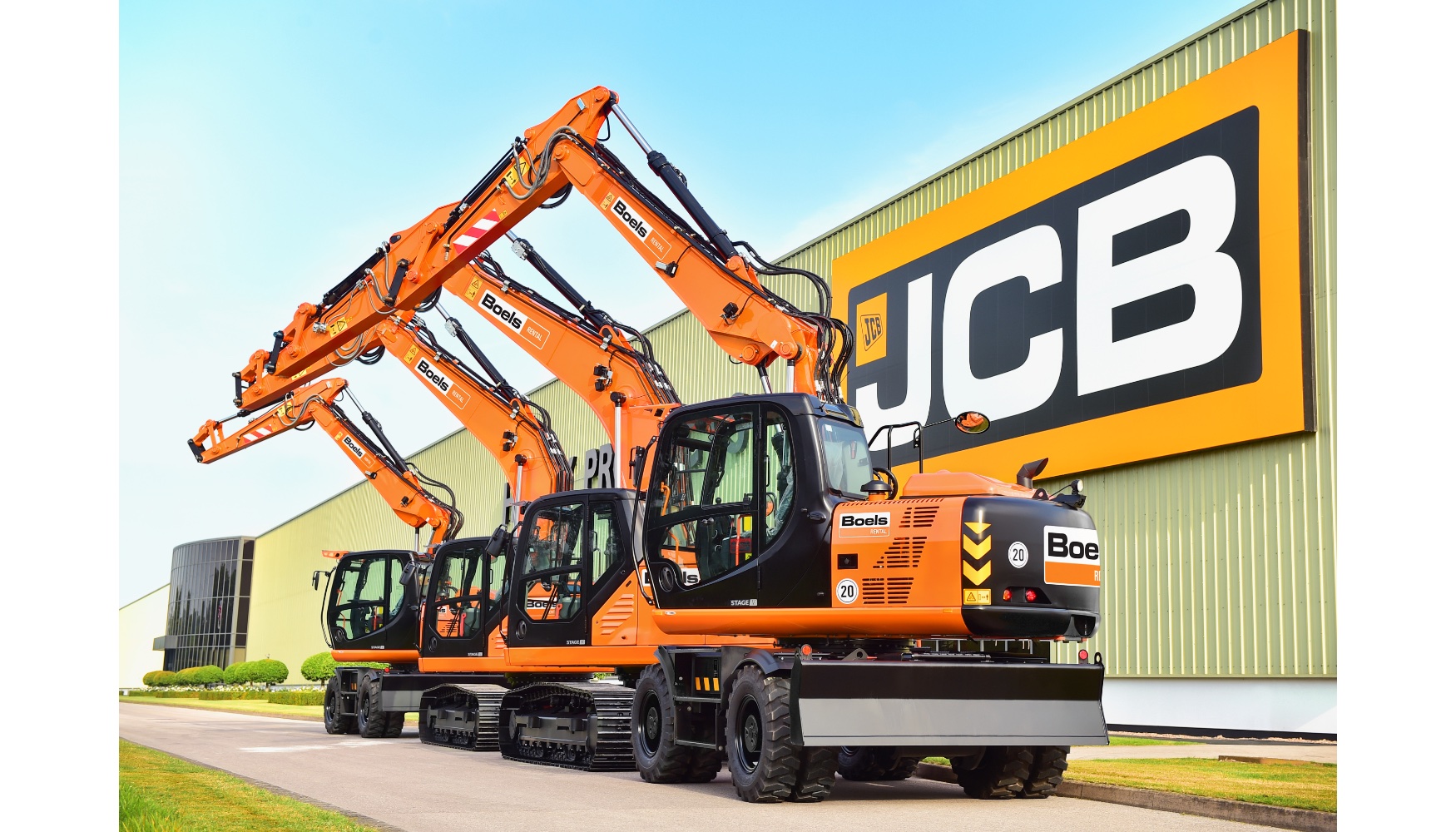 Excavadoras de ruedas JCB preparadas para ser entregadas a Boels Rental desde la fbrica de JCB en Uttoxeter