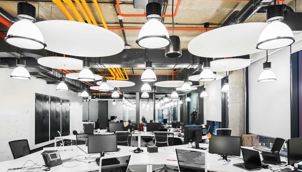 Para o projeto do banco na Rep�blica Checa, a Saint-Gobain Ecophon instalou unidades suspensas no texho