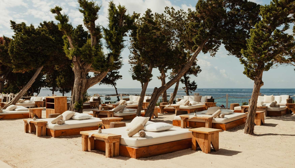 La remodelacin del restaurante del hotel ofrece grandes vistas hacia el mar Mediterrneo