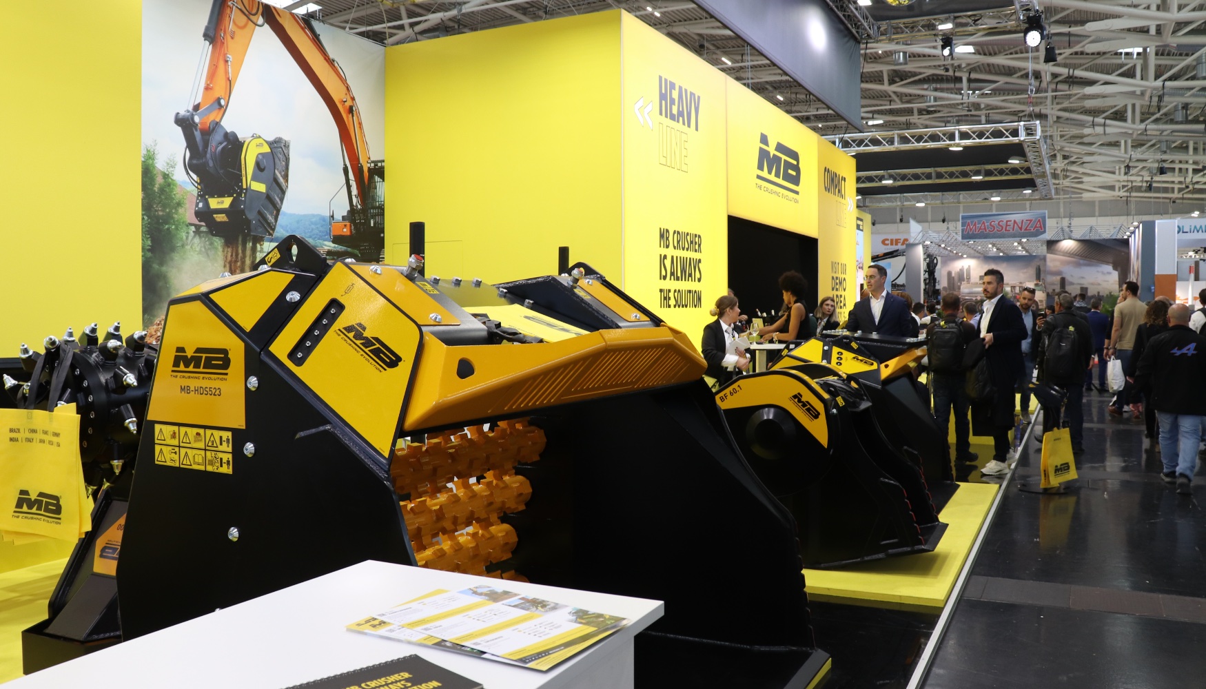 Stand interior de MB Crusher en Bauma 2022