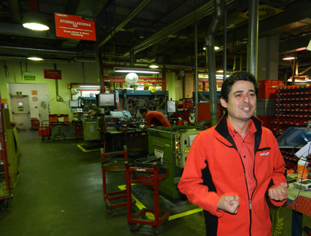 Jaime de la Cuadra, jefe de taller de Hilti en Espaa, durante la visita a las instalaciones