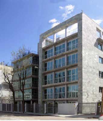 El edificio empresarial de Julin Camarillo 16-20, cuenta con una fachada en piedra natural