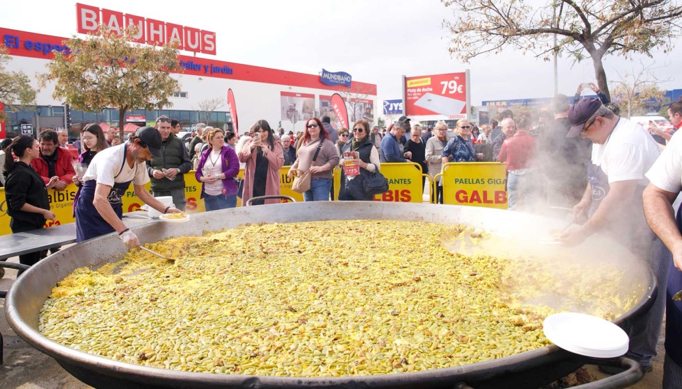 Gran paella popular en el exterior de Bauhaus Alfafar