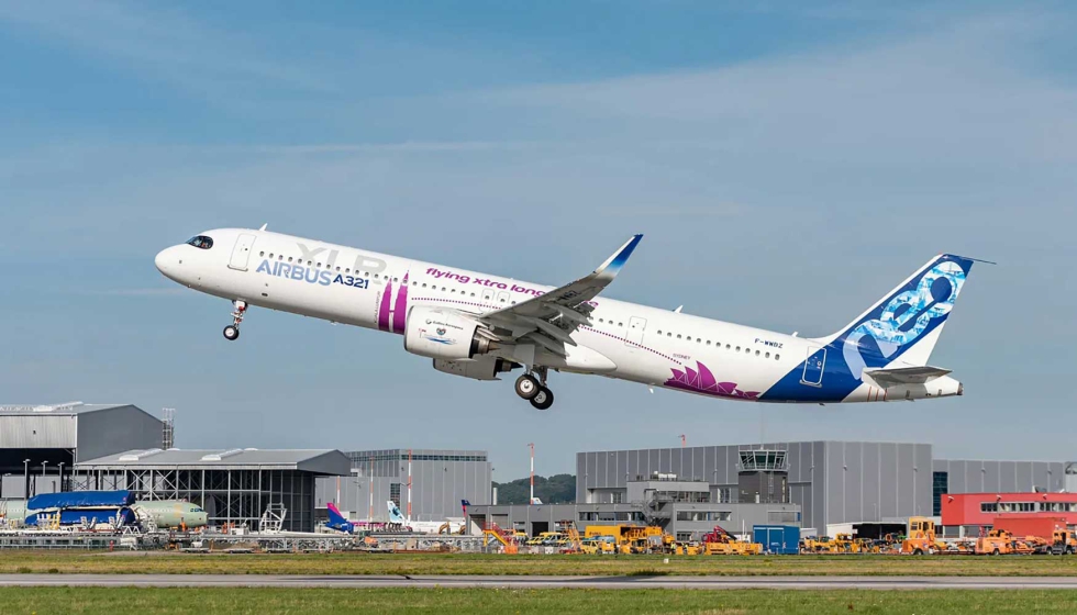 El primer A321XLR complet su vuelo inaugural en junio de 2022 y tras un extenso programa de pruebas en2024, entr en servicio...