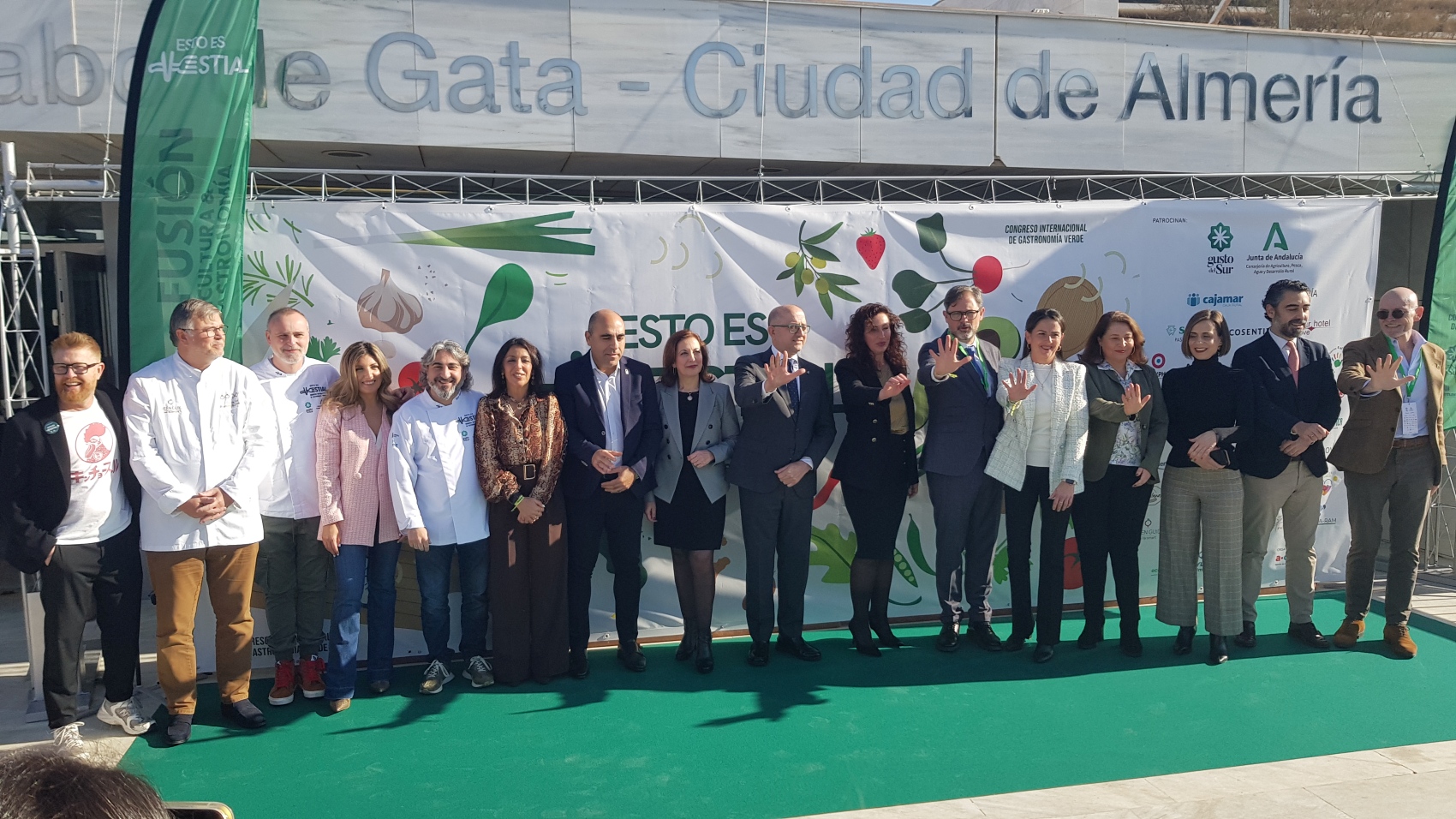 Foto de 'familia' de las autoridades institucionales y los representantes empresariales del II Congreso Vestial