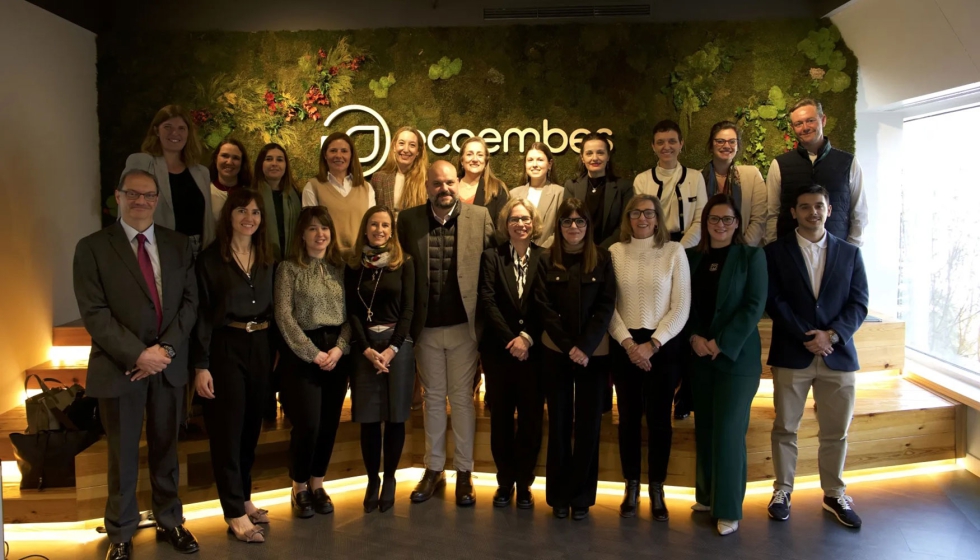 Foto de familia de los representantes de las distintas empresas adscritas a la red 'Terceros en edad, primeros en reciclar'...