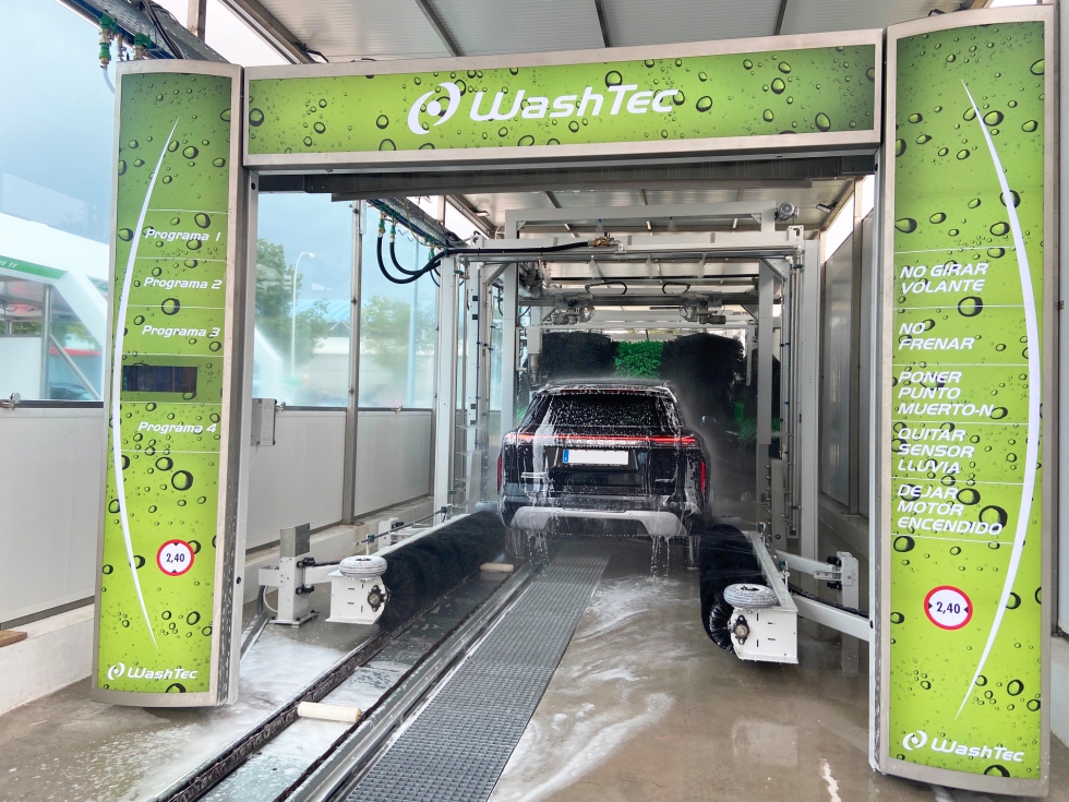 Foamtastic combina una cortina de espuma densa con iluminacin en colores dinmicos para generar una experiencia sensorial nica durante el proceso...