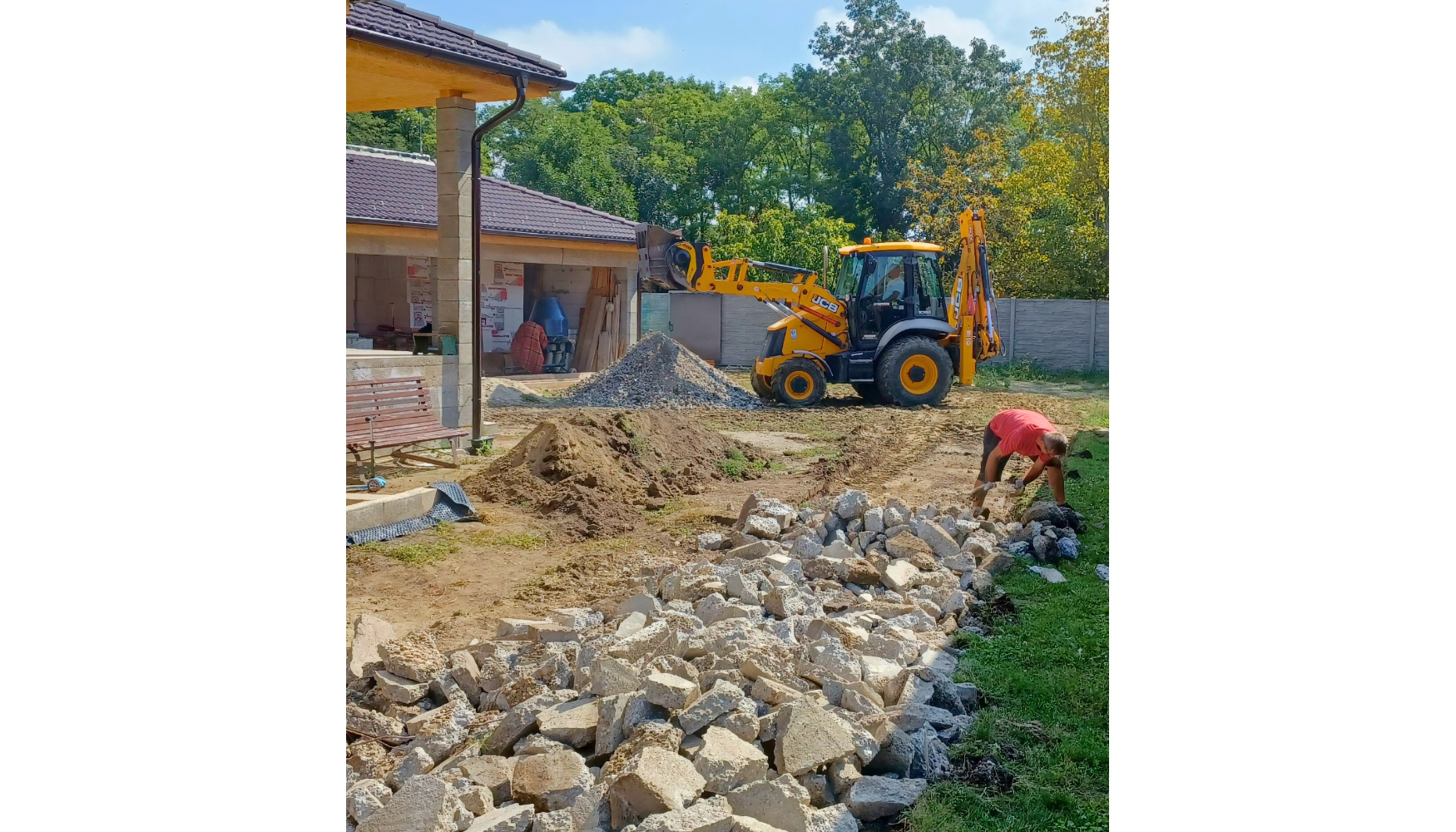  JCB 3CX equipada con un cazo triturador MB-L160