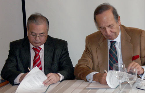Felipe Gonzlez y Miguel Andrs Ortz, presidente y vicepresidente de Agrefema, respectivamente, en la firma del acuerdo con la Fundacin Ecolec...