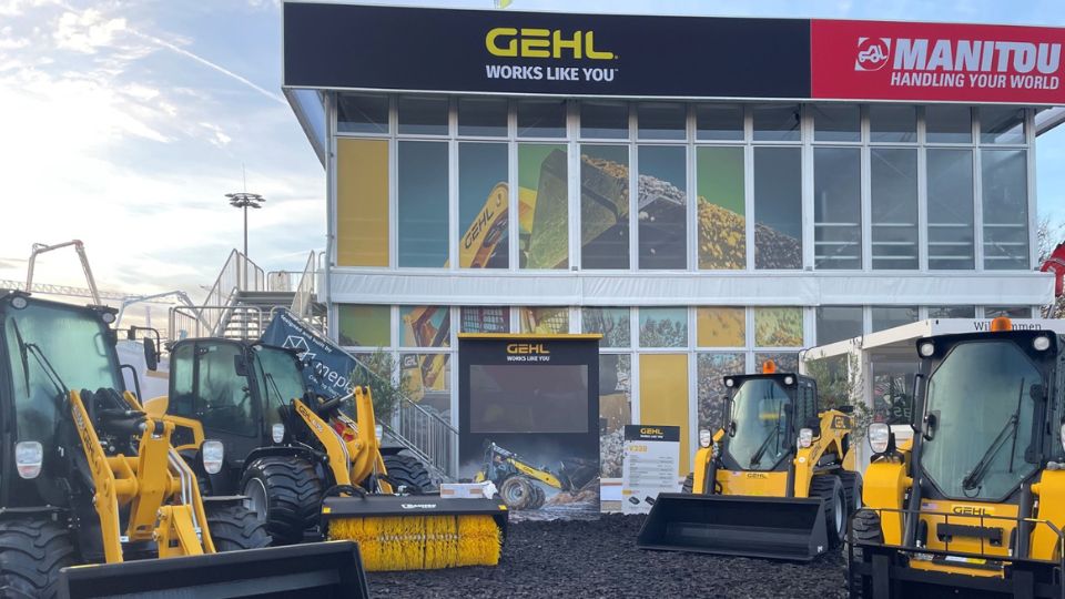 rea Gehl no stand do Grupo Manitou na Bauma 2022